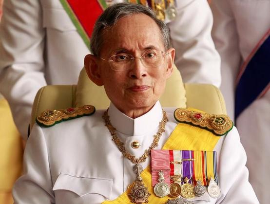 タイのプミオポン国王死去、国民に愛され在位世界最長 王位は