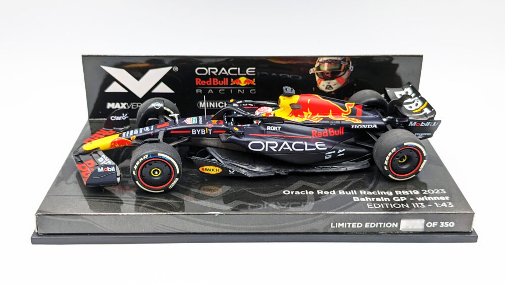 ミニカー格付けチェック レッドブルRB19 ミニチャンプスvsスパークvs