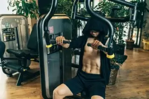 初心者向け】チェストプレスの効果的なやり方や胸に効かせるコツを解説