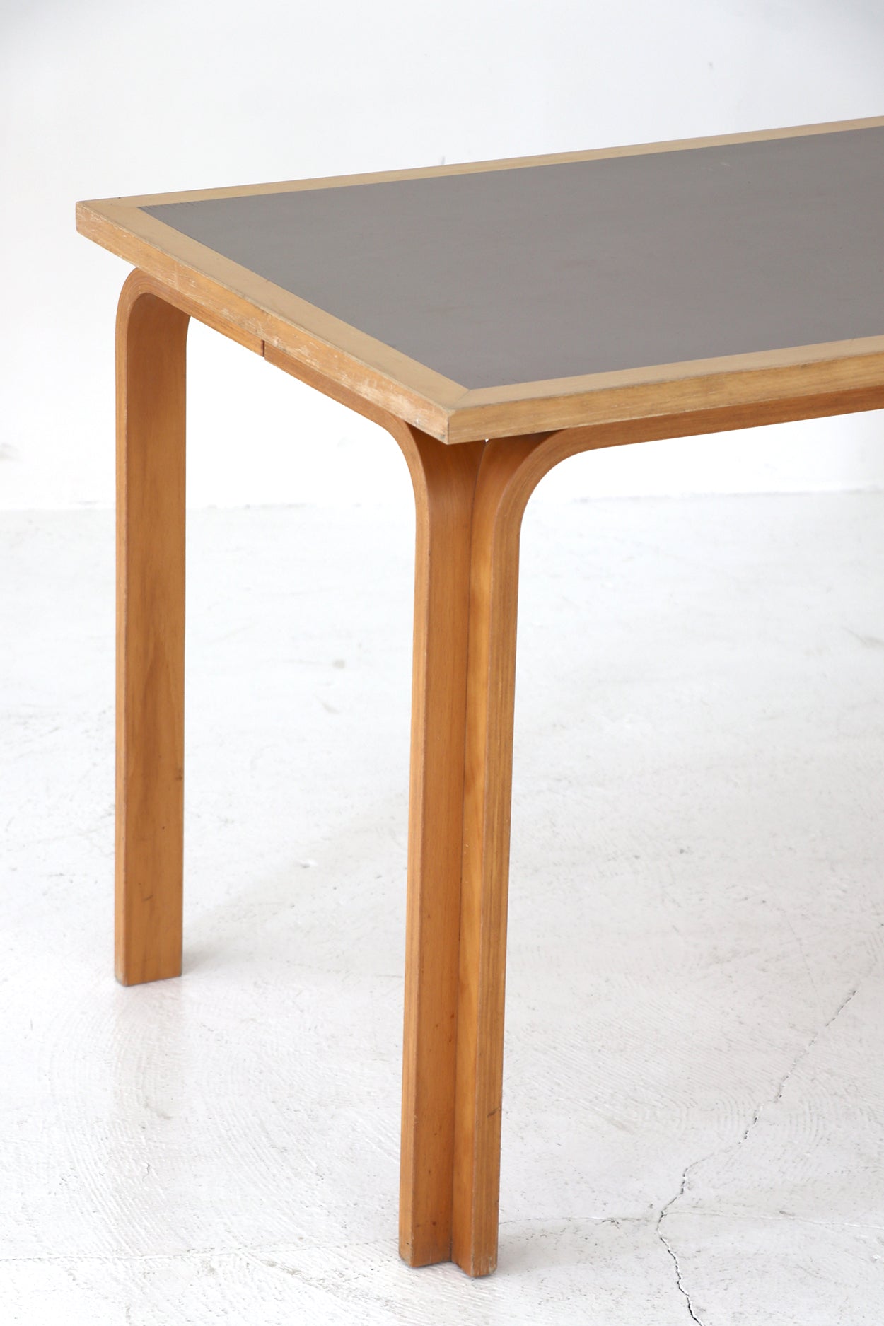 Table / Magnus Olesen – FILM