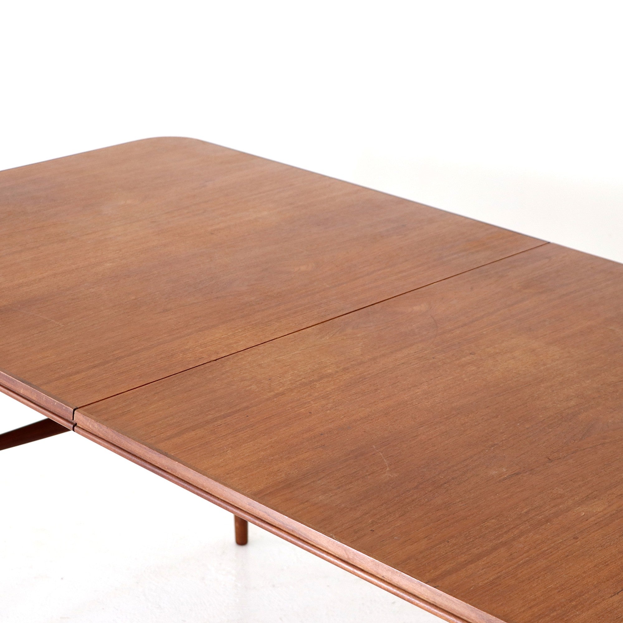 Dining table / Robert Heritage for Archie Shine – FILM