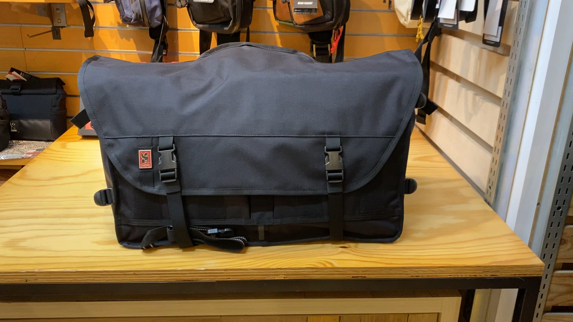 CHROMEの大容量メッセンジャーバッグ「BERLIN」を徹底紹介！ - FITTWO