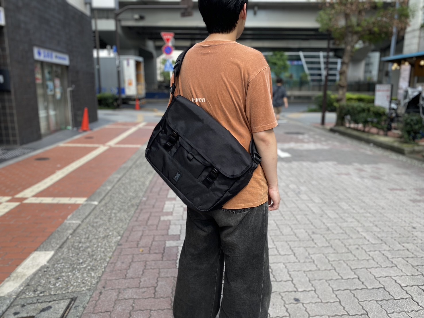 メッセンジャーバッグで有名なCHROMEからトートバッグにもなる