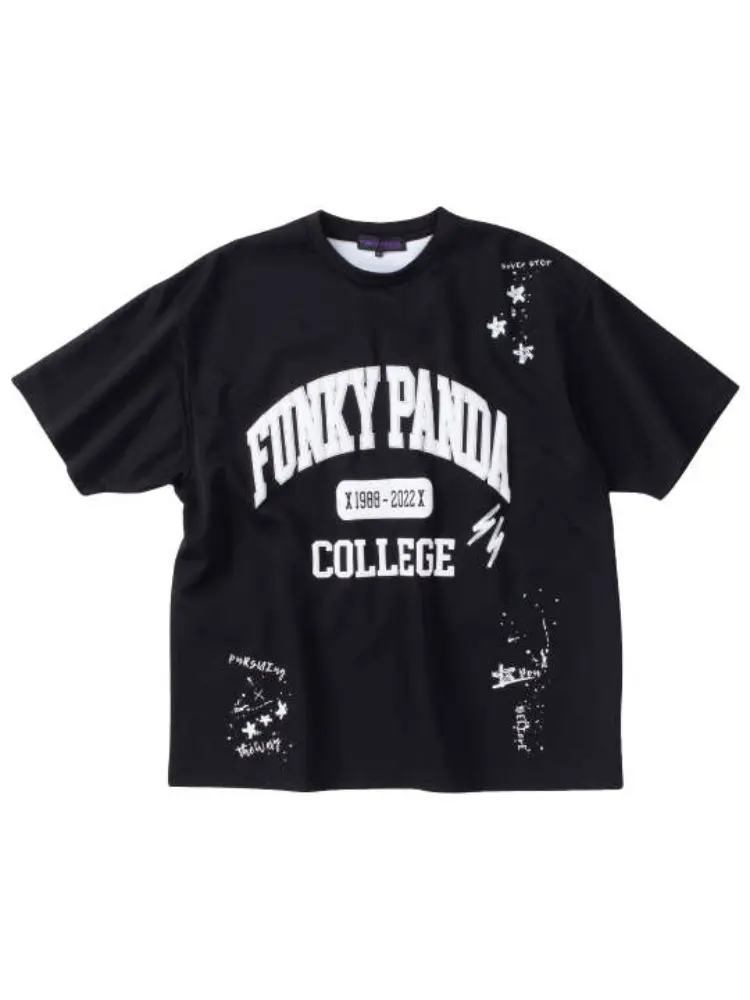 ブラック 【FUNKY PANDA by in the attic】イタズラカレッジロゴ半袖T