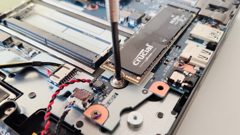 Lenovo ThinkPad E16 Gen 2の取り外し・メモリとSSDの増設方法