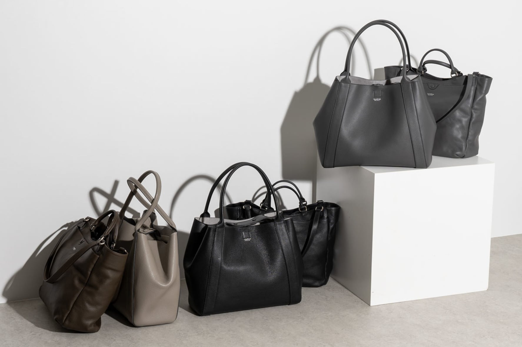 イタリア生まれの名作バッグがコラボで複刻。レザーの艶っぽさが気に