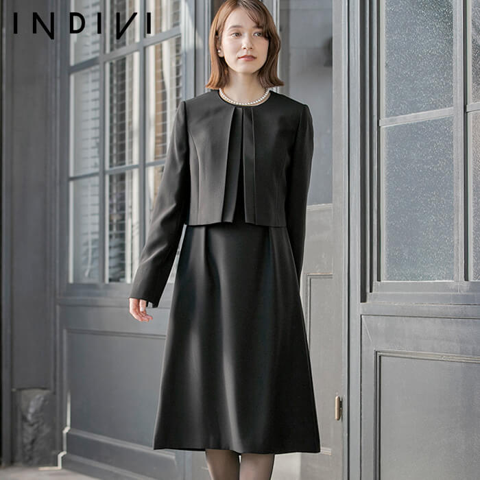 シンプルなノーカラーのアンサンブル 9号・ブラック｜東京ソワール