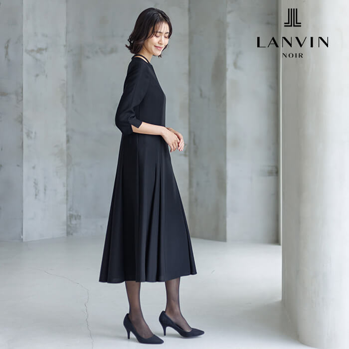 上品なフリルがポイントのエレガントなアンサンブル 13号・ブラック