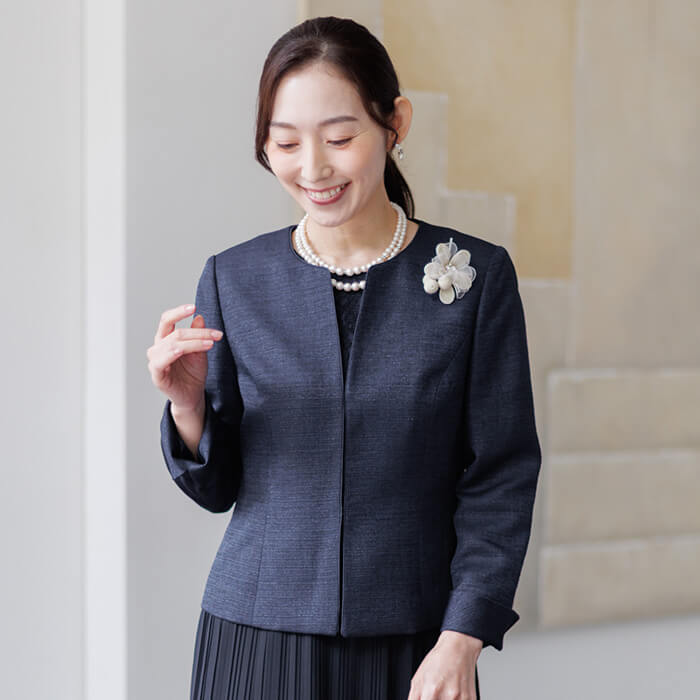 素材感の変化で魅せる大人のセレモニースーツ 9号・ネイビー｜東京