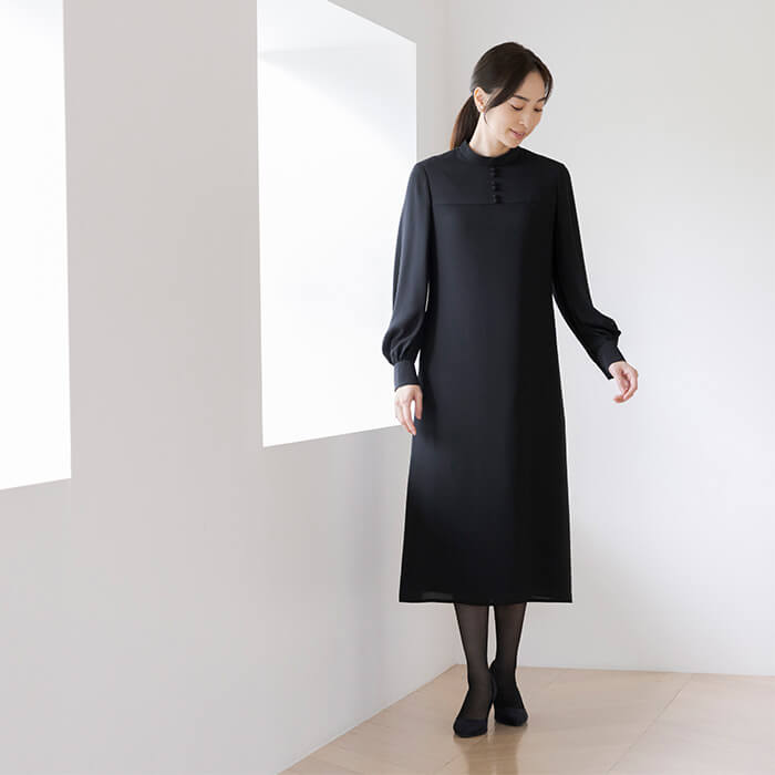 すっきり見える清楚なスタンドカラーワンピース 9号・ブラック｜東京