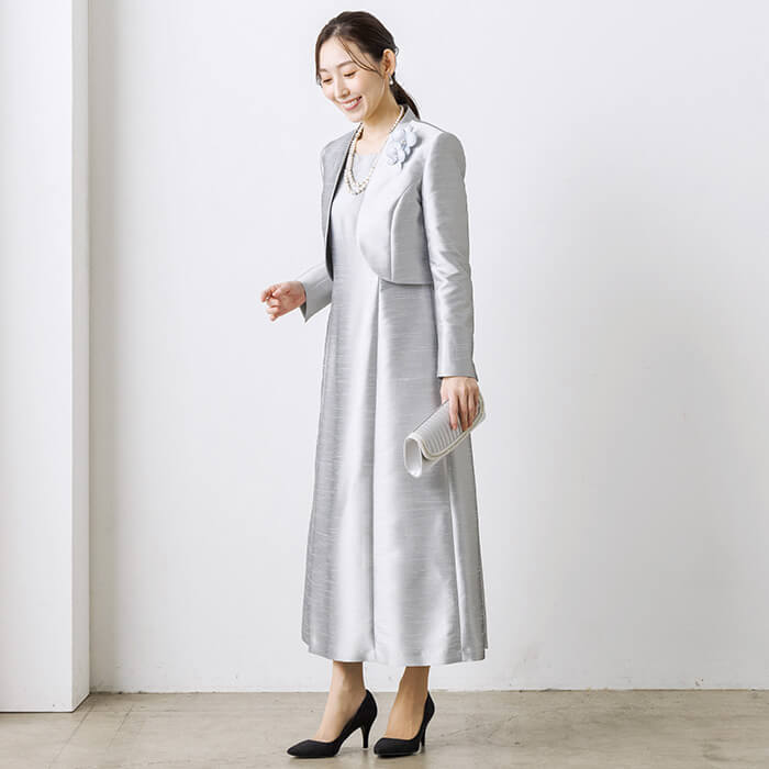 シャンタン素材の優美なワンピース 13号・シルバー｜東京ソワール