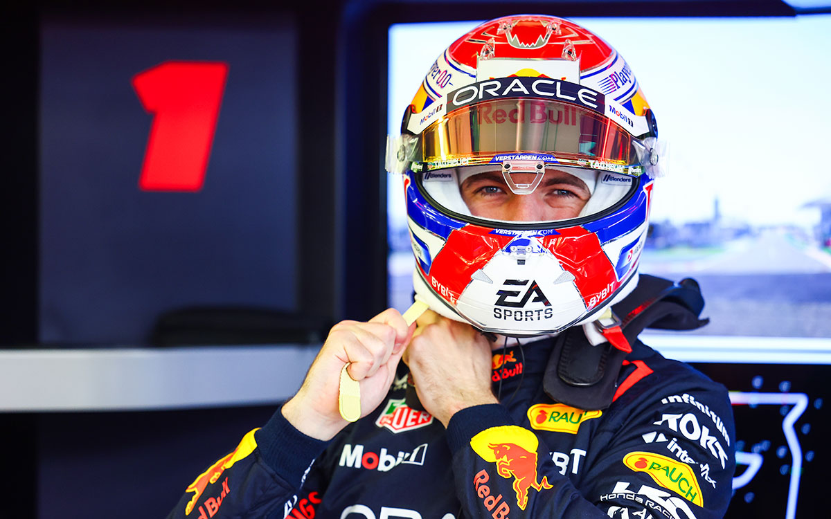 走行に向けてヘルメットを被るマックス・フェルスタッペン（レッドブル