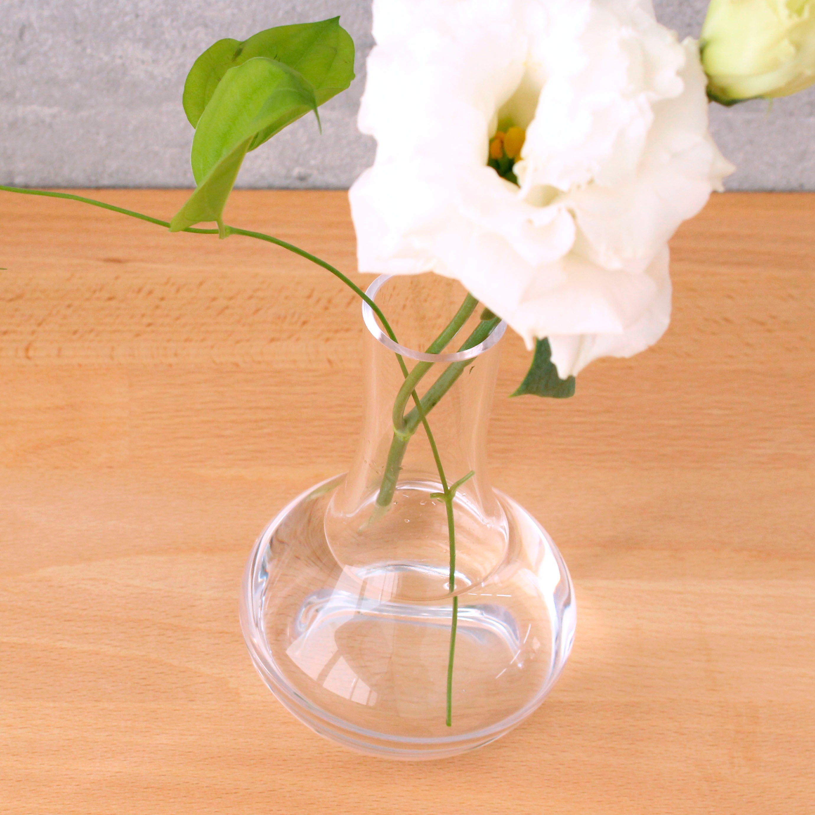 花の茎まで美しくみせるガラスの一輪挿し【courbe tall - クルブトール】