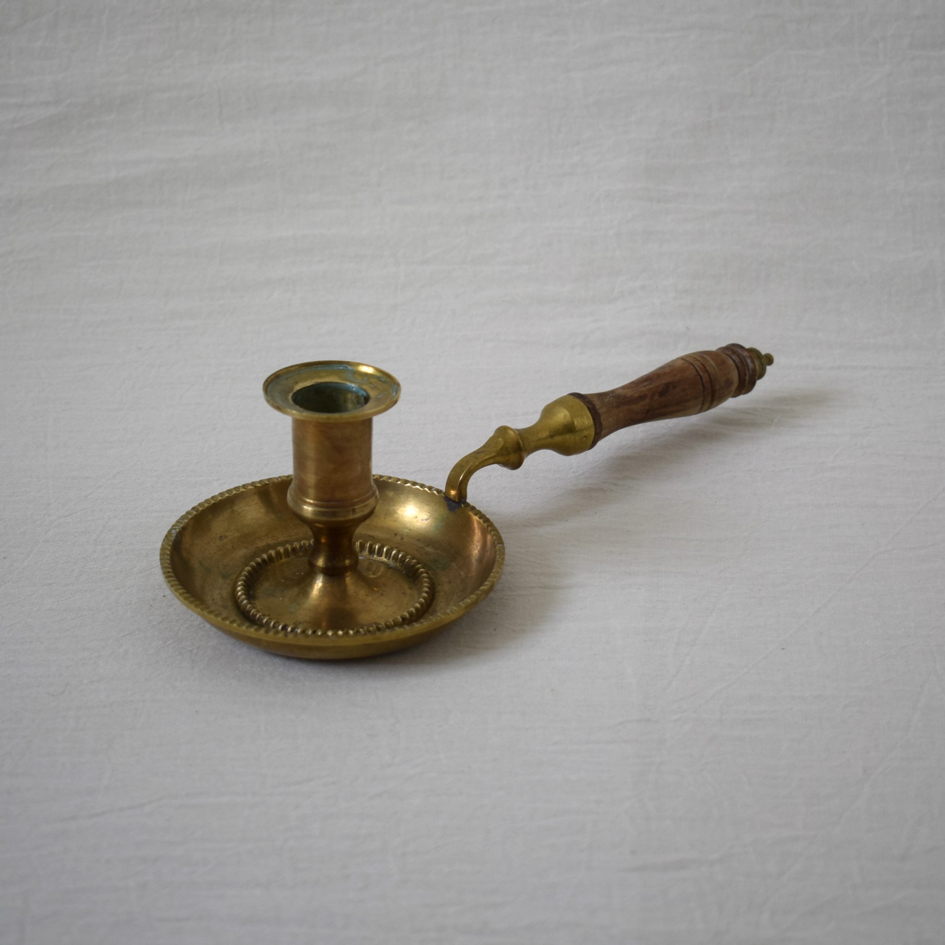 真鍮と木製ハンドルの燭台 / キャンドルホルダー・スウェーデン