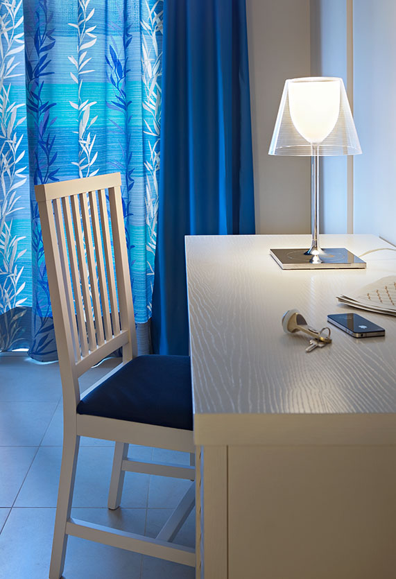 KTribe T1 テーブル | Flos