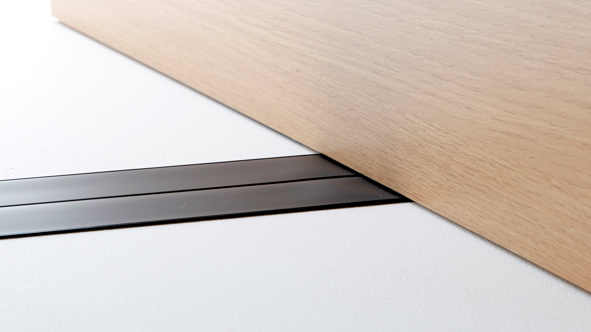 フラットコード｜薄さわずか0.9mmの電気ケーブル｜次世代の延長コード