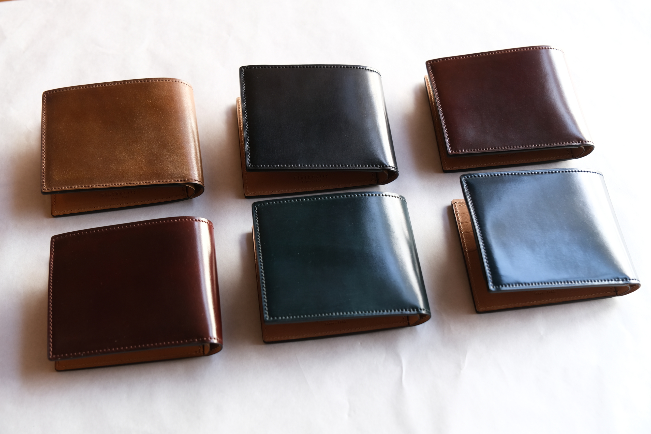 レアカラーも全色揃ったシェルコードバン二つ折り財布 - Flathority