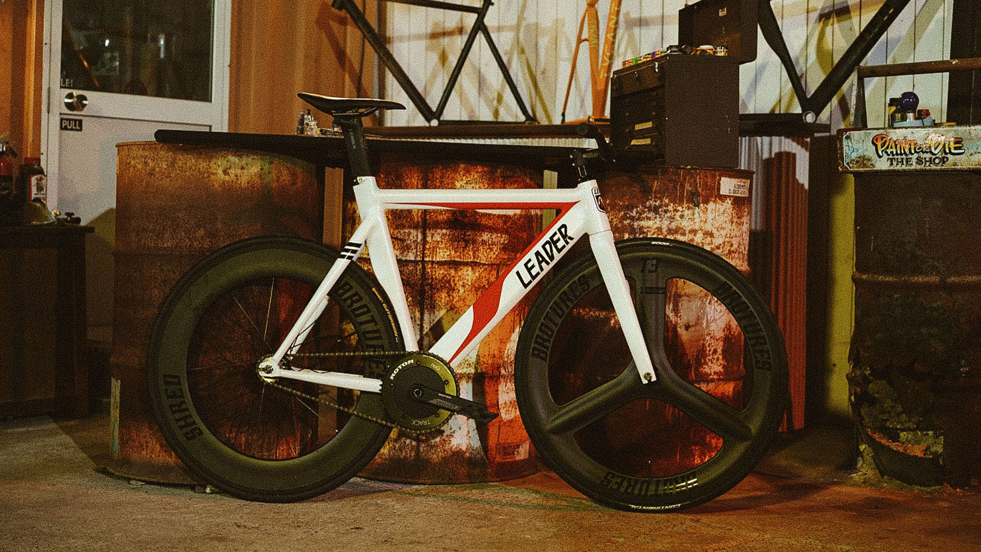 LEADER®と“仮面ライダー”がコラボしたピストバイクが登場！ ｜ FLY