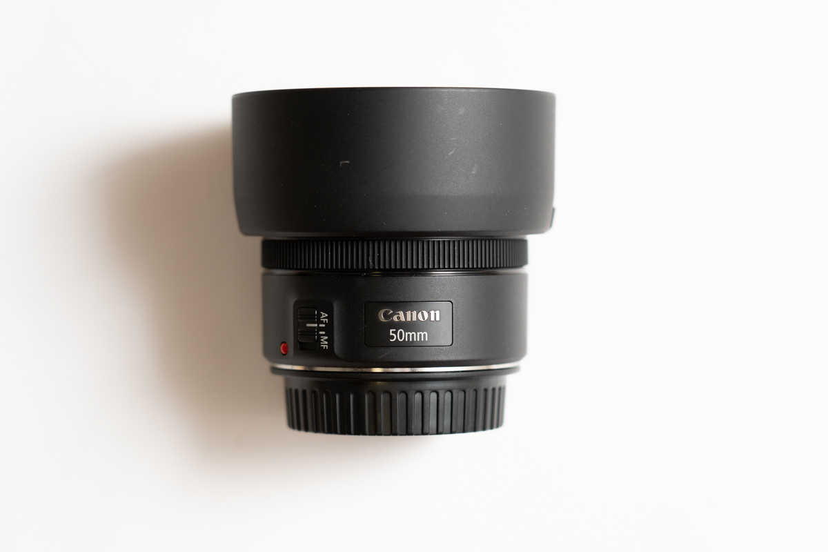 EF50mm F1.8 STMのレンズフードには、セクシーな純正ES-68を。レビュー