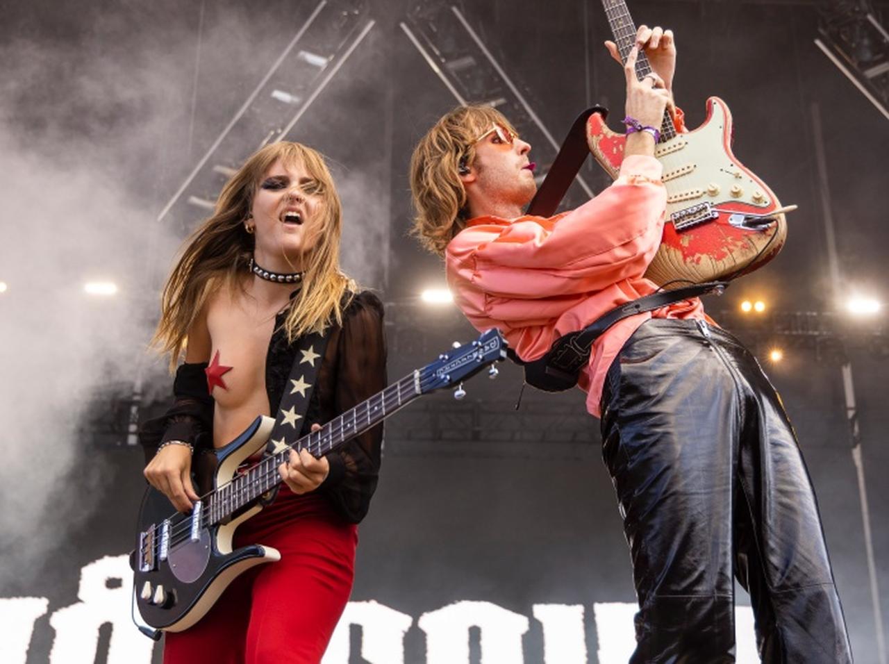 マネスキン、ヴィクトリアがトップレスのステージ衣装に込めた