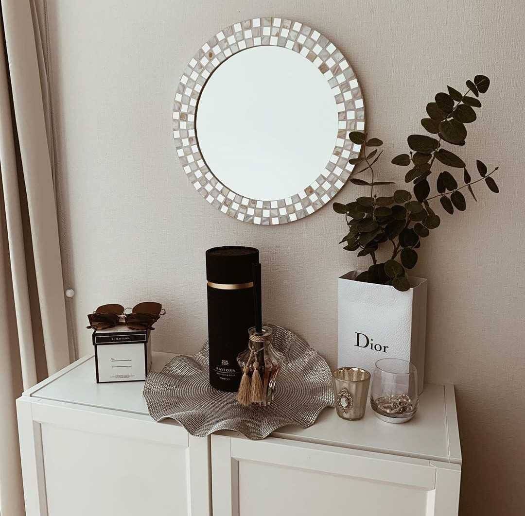 お部屋になじみやすいデザインのシェルウォールミラー | Francfranc