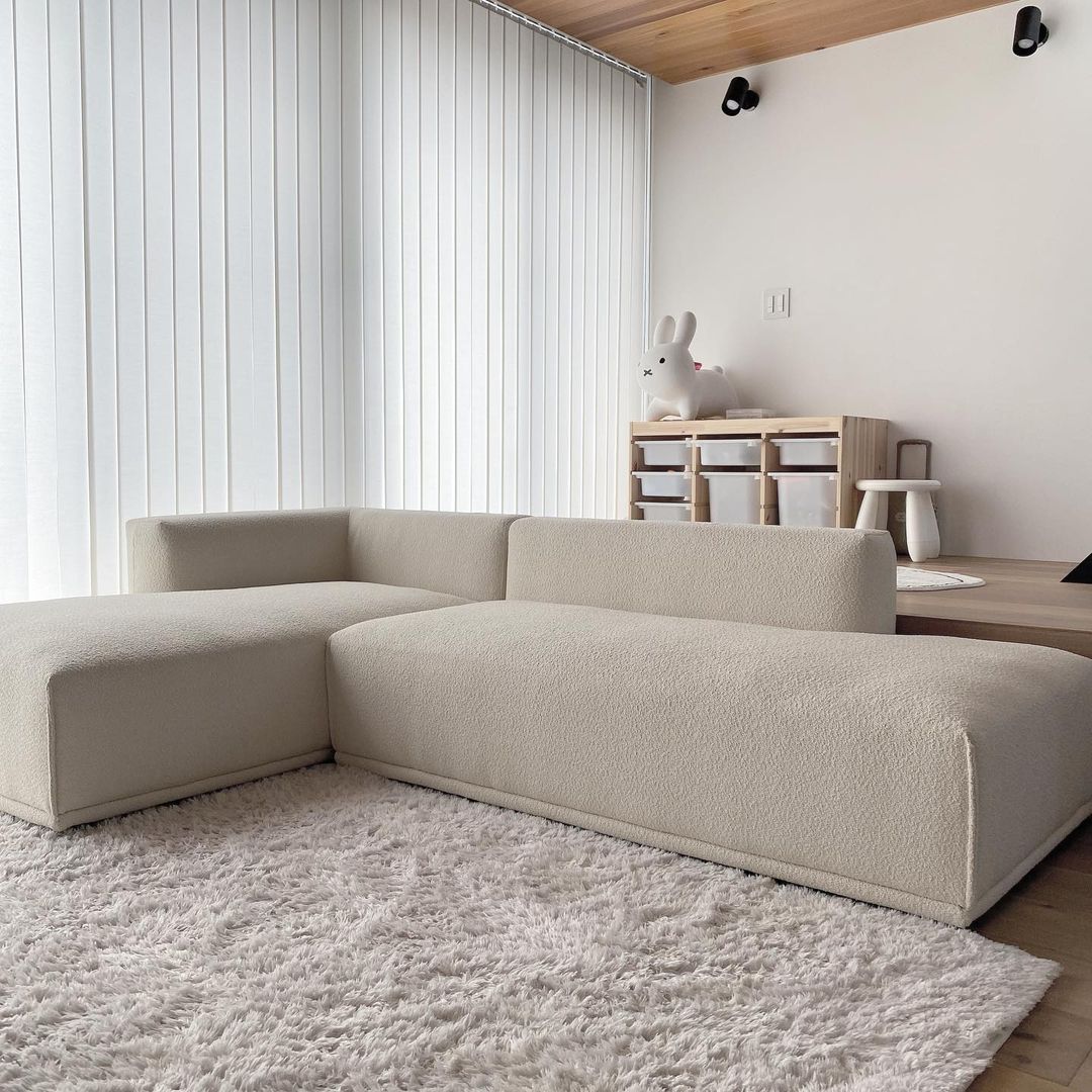 ホワイトカラーのソファが演出するナチュラルで優しい印象のリビング