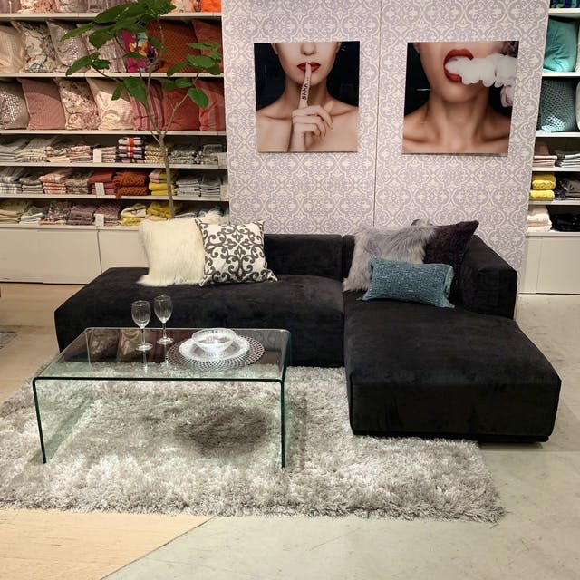 モダンな雰囲気のソファで作るリビングコーディネート | Francfranc