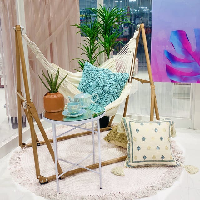 チェアとしても利用できるハンモックを使ったリラックスコーディネート