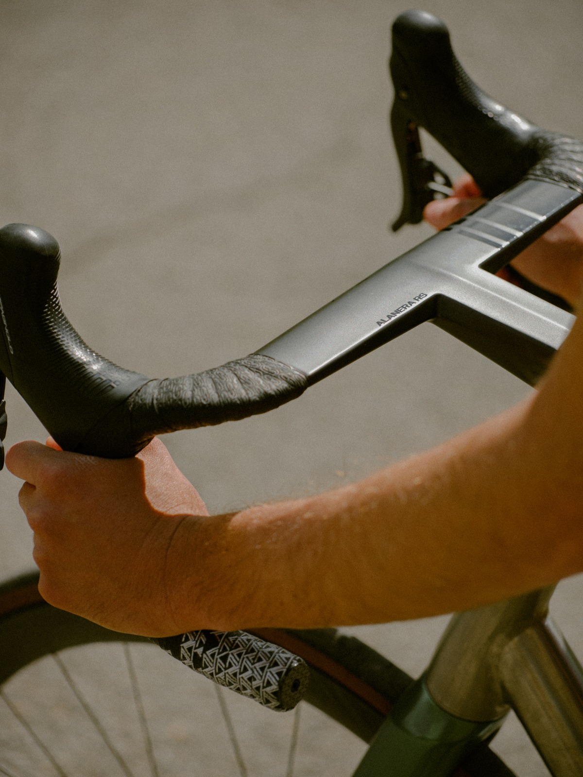 新形状を採用したハンドルバーテクノロジーの最高峰「ALANERA RS」発売