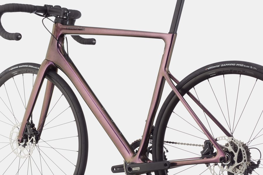 スーパーシックス EVO カーボンディスク 105に新色！光で虹色に輝く