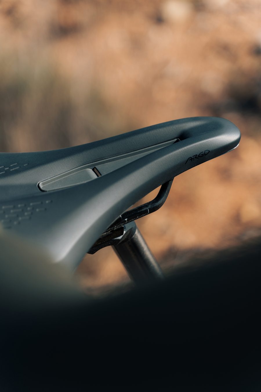 グラベル向けショートノーズサドル「TERRA ARGO X1」を発表｜fi'zi:k