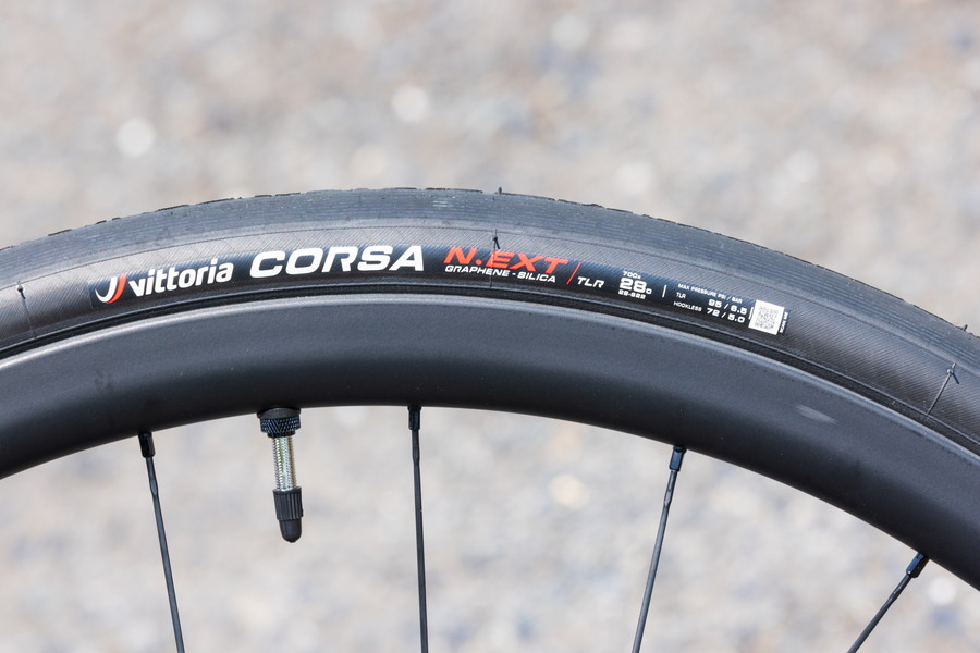コルサに耐久性を追求した次世代のロードタイヤ「CORSA N.EXT」を最速