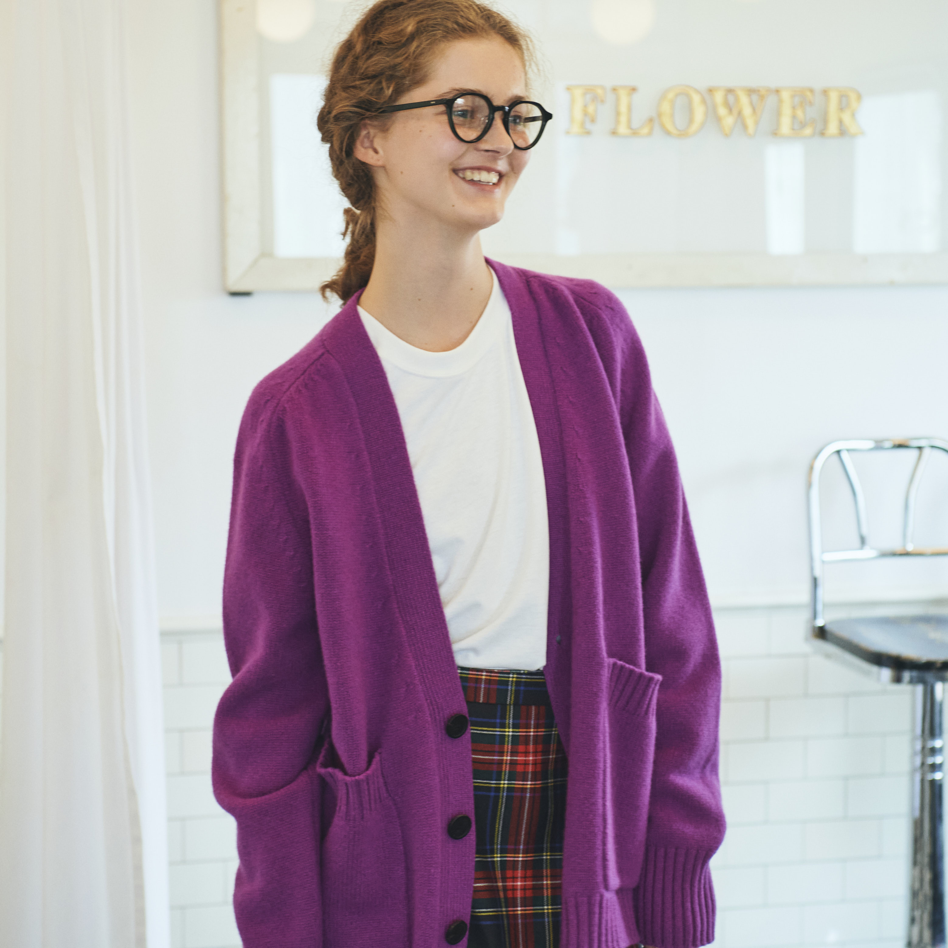 スタジオ ニコルソン》のパープルのカーディガン×キルトスカートで