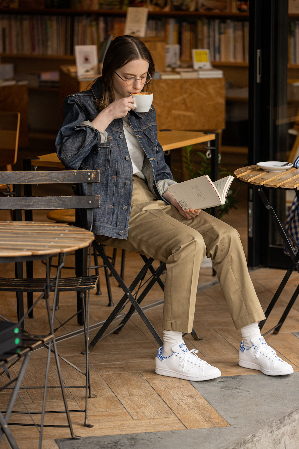 彼女はフレンチシックなシューズに夢中。《adidas Originals》の《ABC