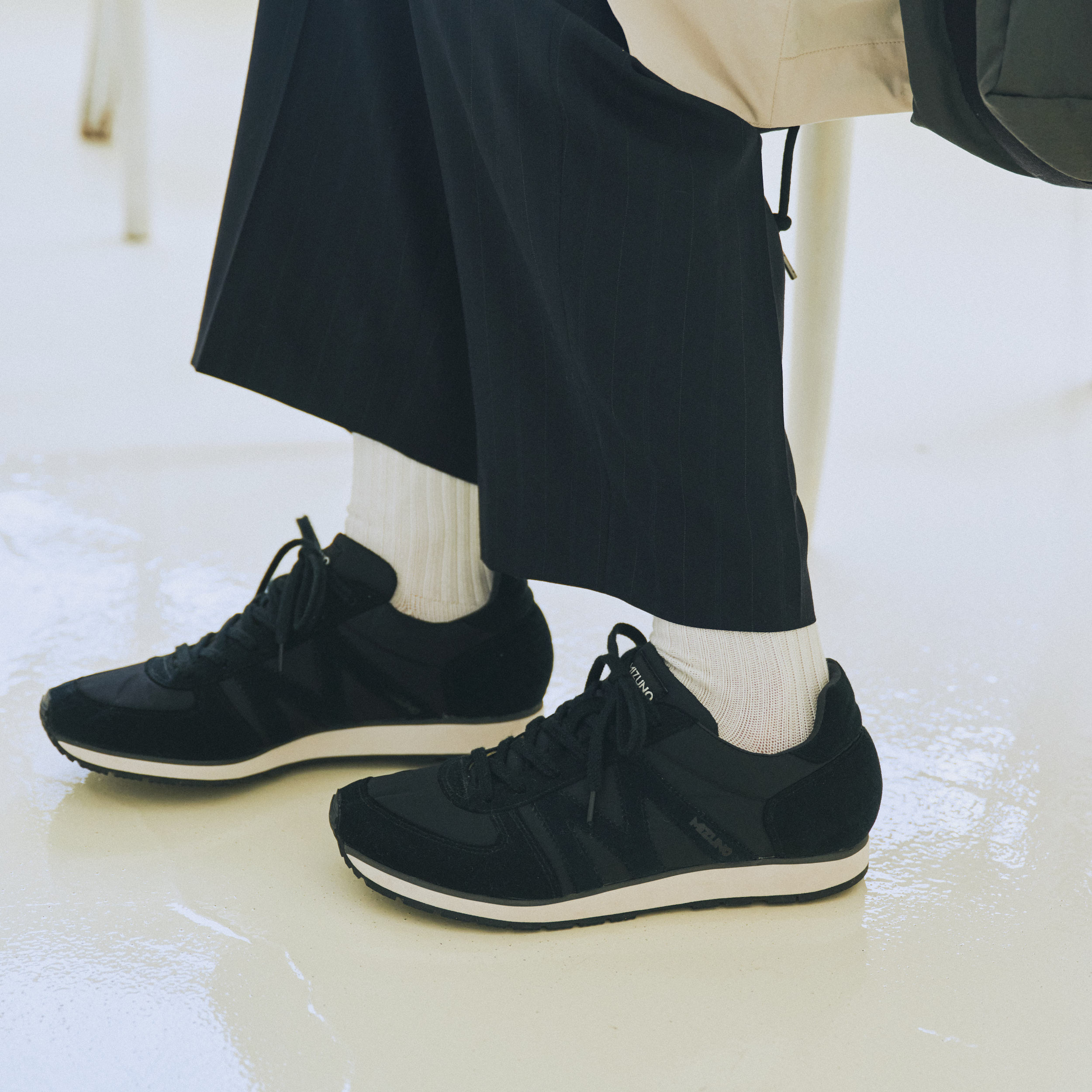 ミズノ》と《マーガレット・ハウエル》のコラボスニーカーで、正統派な