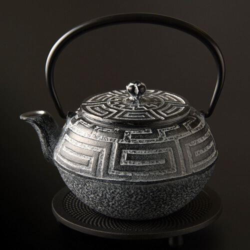 OIGEN】【セット】南部鉄器 急須／まろみうずまき（白さび）＆瓶敷