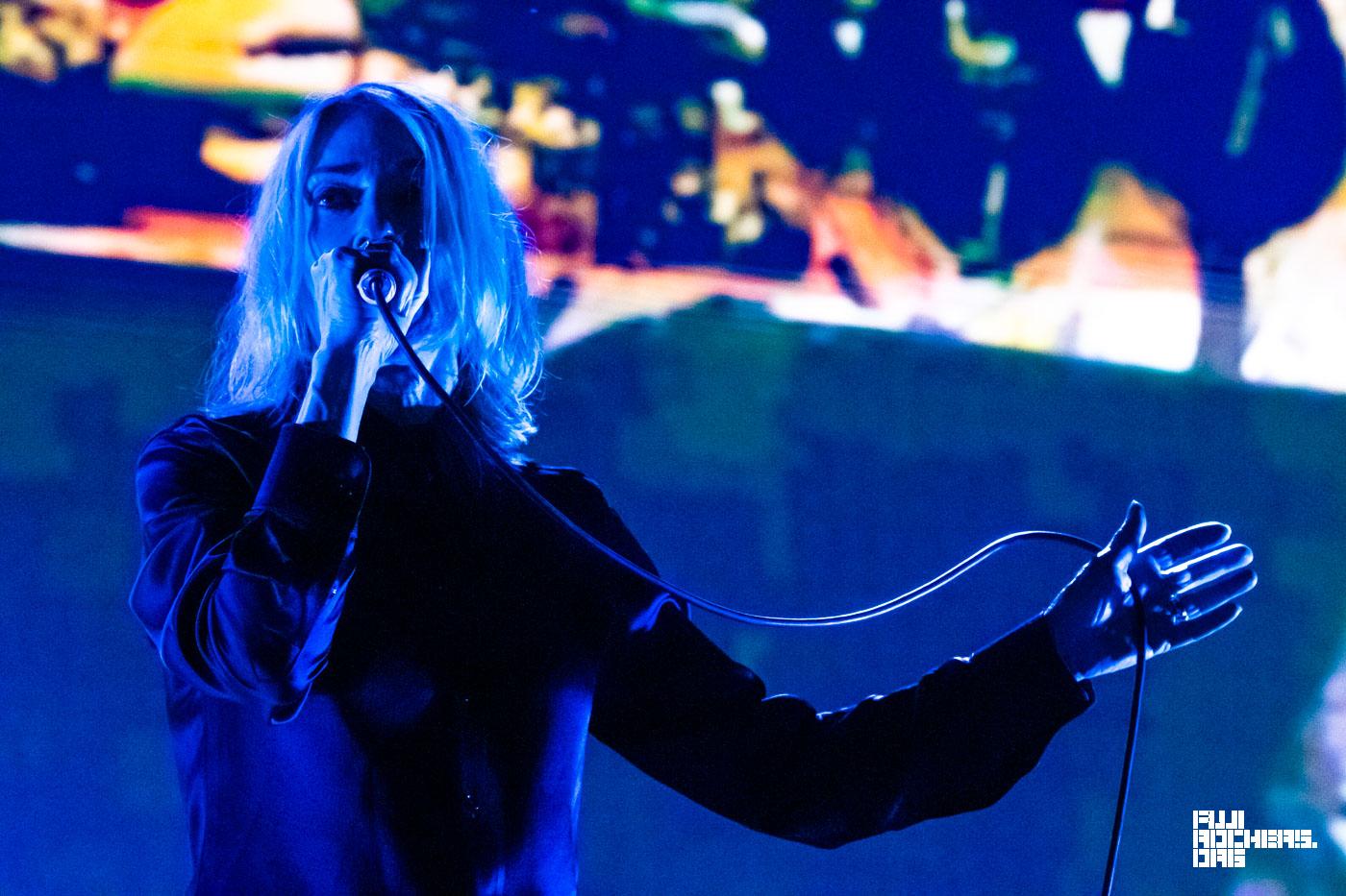 Performing/Guzzing Kim Gordon サイン入り Kim Gordon / The