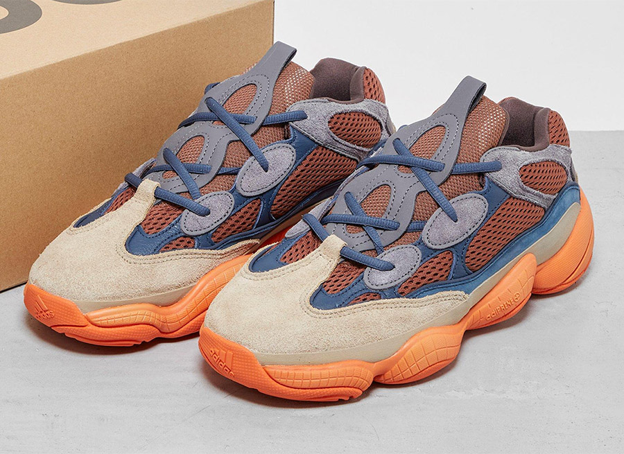 カラフルな多色使いの一足、イージー500 