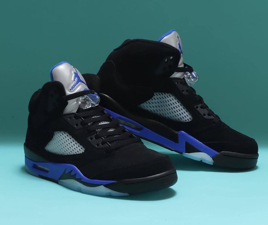クールな黒ヌバックを纏った エアジョーダン5 