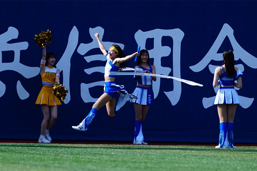 爽やかミニスカで「みんな走り方綺麗」 黒髪なびかせ…