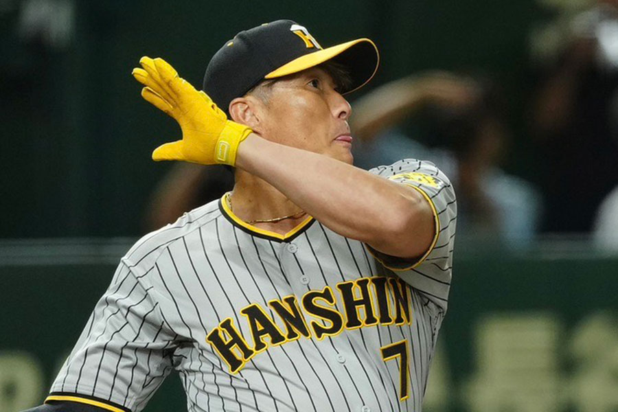 42歳で軽々スタンドへ「なんで引退した」 NPB去り2年も…変わらぬ超人が