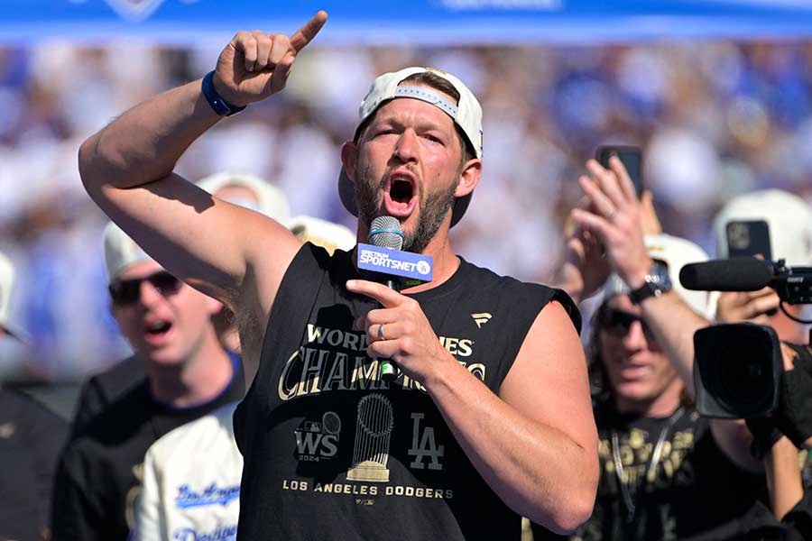 カーショー涙のスピーチに相次ぐ称賛 4年越しの思いが「私たちの心を