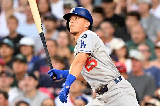 ド軍エドマンが「右足首の捻挫」で交代 ベース踏んだ際に苦悶…スタメン