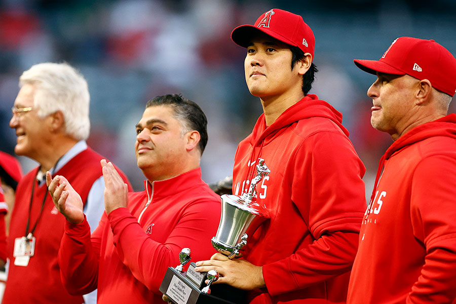 大谷翔平、日本人初のHR王を手中に 13日ぶり合流で球団MVP受賞、同僚ら