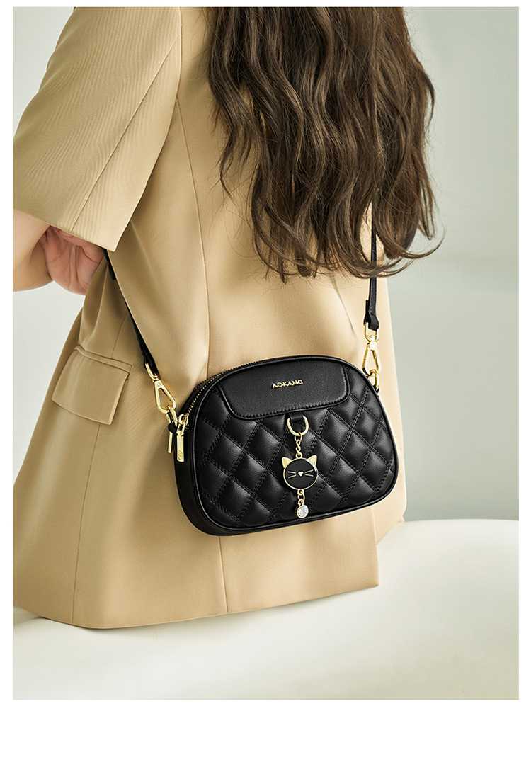 ショルダーバッグレディース キルティング 猫チャーム付き
