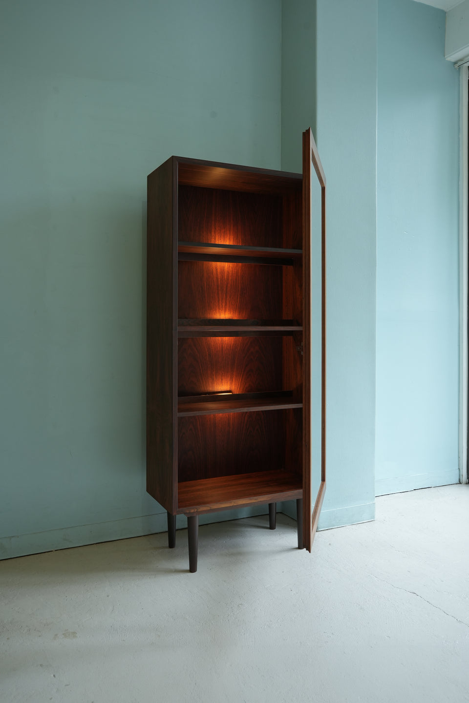 デンマークヴィンテージ オマーン・ユン ガラスキャビネット ローズ