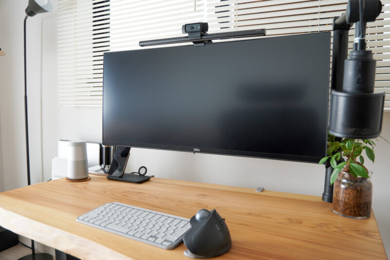 BenQ ScreenBar レビュー｜モニターにかけるライトで作業効率を上げる