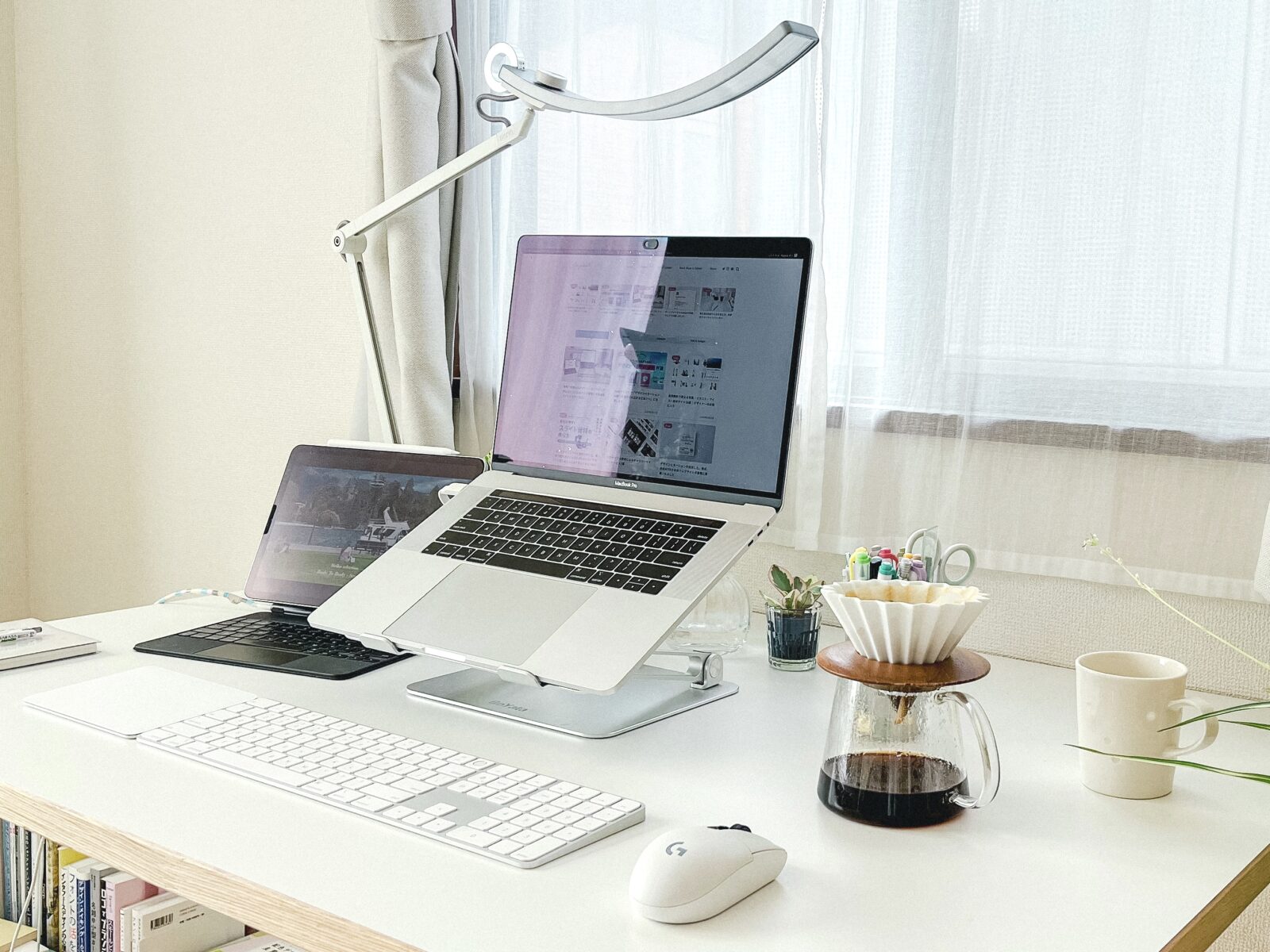 身軽さを求めたデザイナー・ブロガーのシンプルなデスク環境と使用道具
