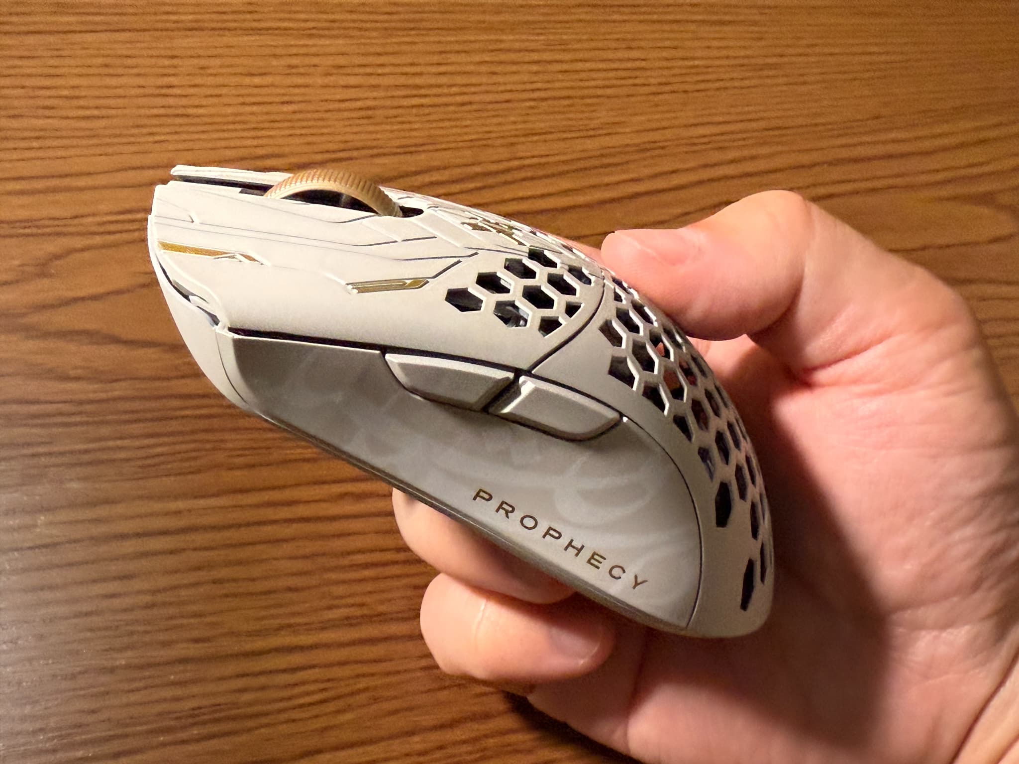 Finalmouse ULX Prophecy Clix レビュー｜デザインと機能性を持った最