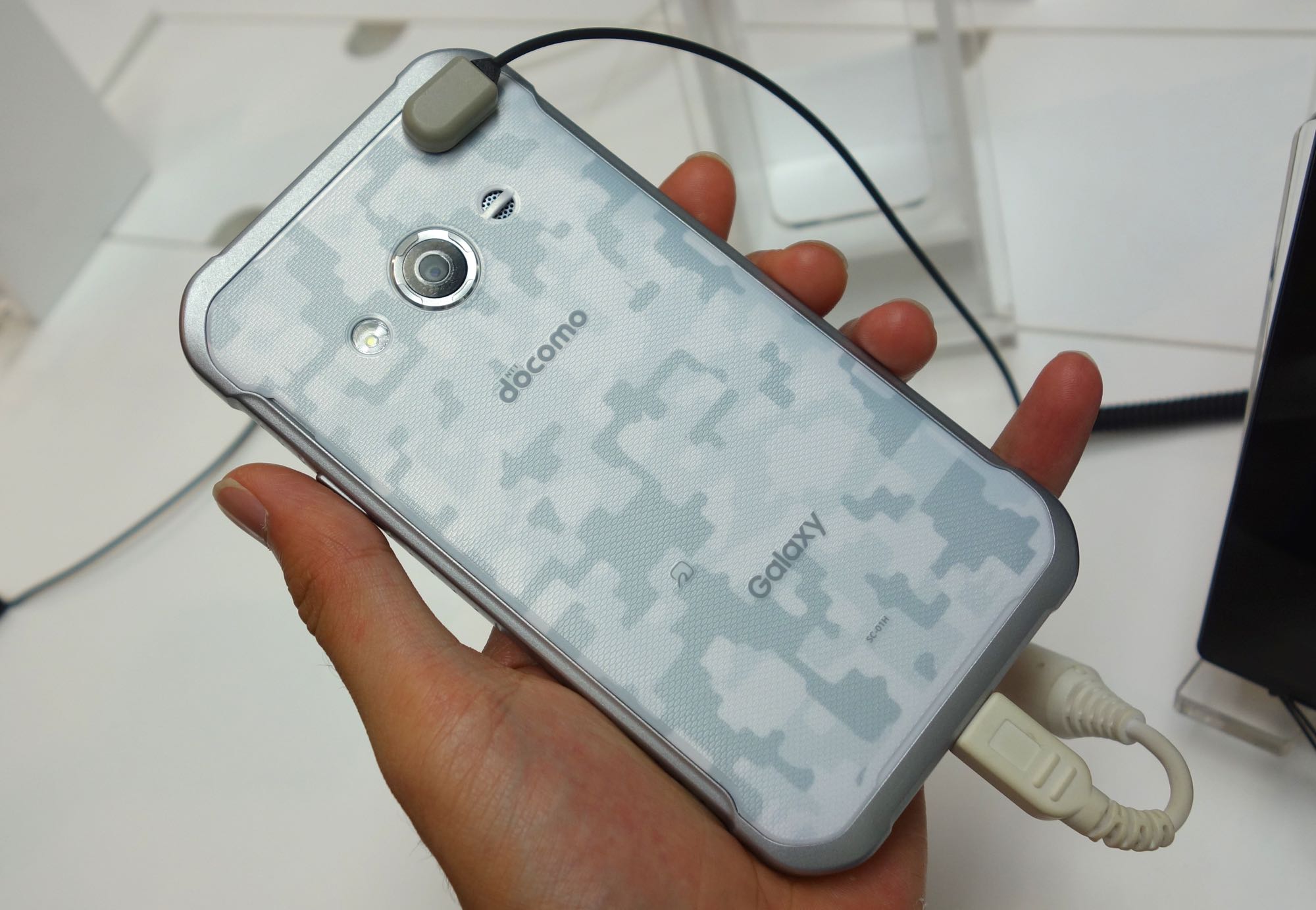 4.5インチコンパクト頑丈端末「Galaxy Active Neo SC-01H」が持ち